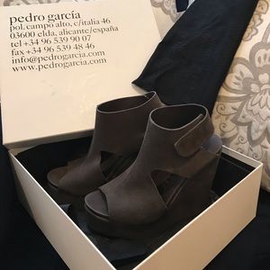 NIB Pedro Garcia gray suede wedge peep toe booties